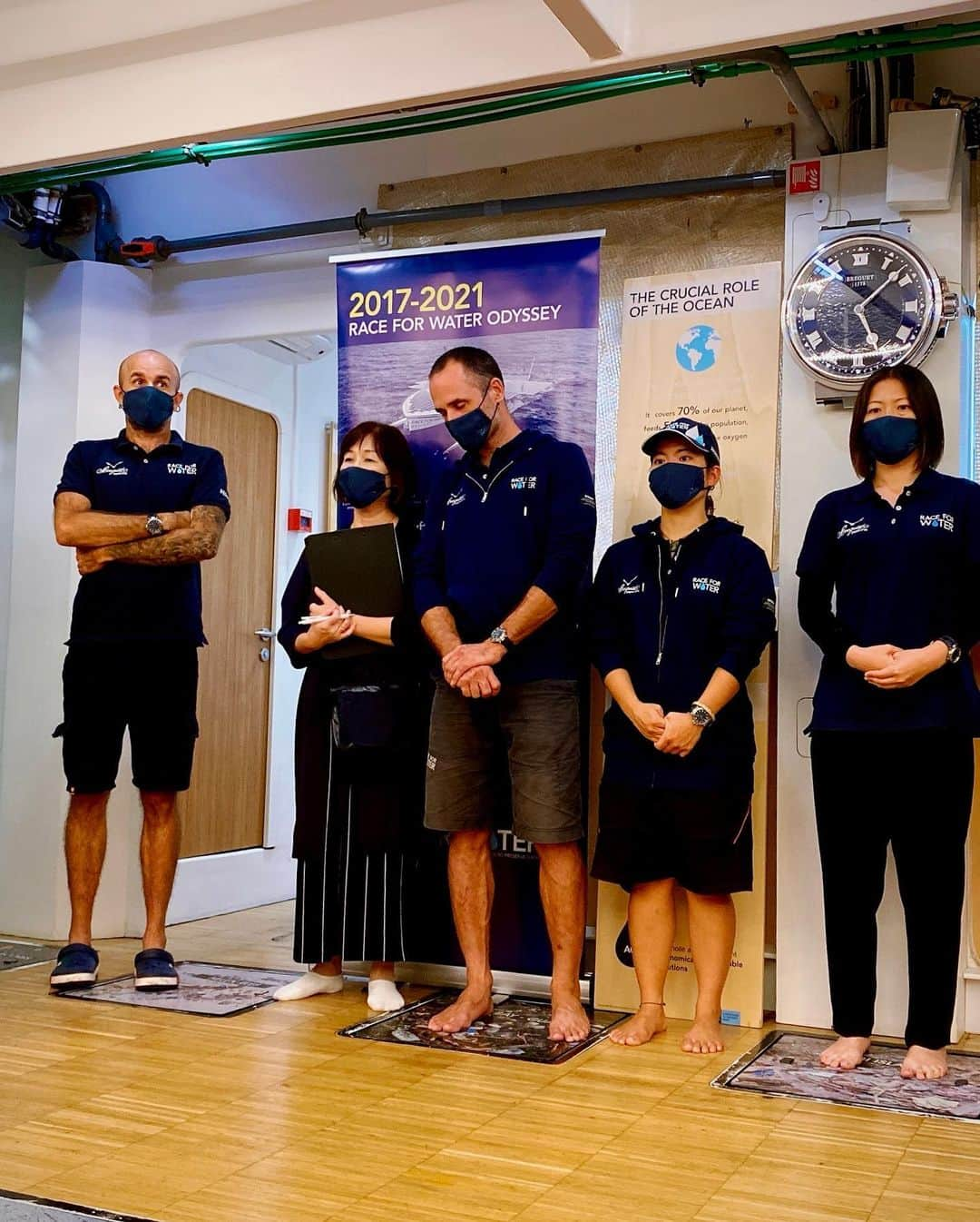 箕輪玖美さんのインスタグラム写真 - (箕輪玖美Instagram)「Breguet  〜Race for Water Odyssey in Tokyo〜✨  海洋汚染が大きな問題になっている今、プラスチック公害を無くすために立ち上げられたレースフォーウォーター財団  プラスチックゴミは、埋めたてると細かく分解されても消える事も自然に帰る事も無く、雨水等から海に流れて出してしまうそう… それを摂取してしまった海洋生物や海…私達の生活に置き換えてみると…😢  ブレゲがメインスポンサーのレースフォーウォーター財団では、廃棄されたプラスチックを電力に変えたり、プラスチック使用の削減を呼びかけています。 その活動のプロモーション船、オデッセイ号にご案内頂き、クルーの方々から環境問題や活動内容等、興味深いお話を沢山聞かせて頂きました✨  私もエコバッグを持ち歩いていますが、お買物袋だけでは無く日常生活の中でも、もっとプラスチック製品使用を減らしていこうと思います❗️  今回はとても素敵なイベントにご招待頂いた事に、感謝の夜でした✨✨✨  #Breguet #raceforwater #環境問題 #海洋汚染 #人事じゃない #プラスチックゴミ削減 #エコバッグ #大切な事 #皆の地球 #海好きな人と繋がりたい #fourseasonshotel  #箕輪玖美」9月29日 9時30分 - kumi.111