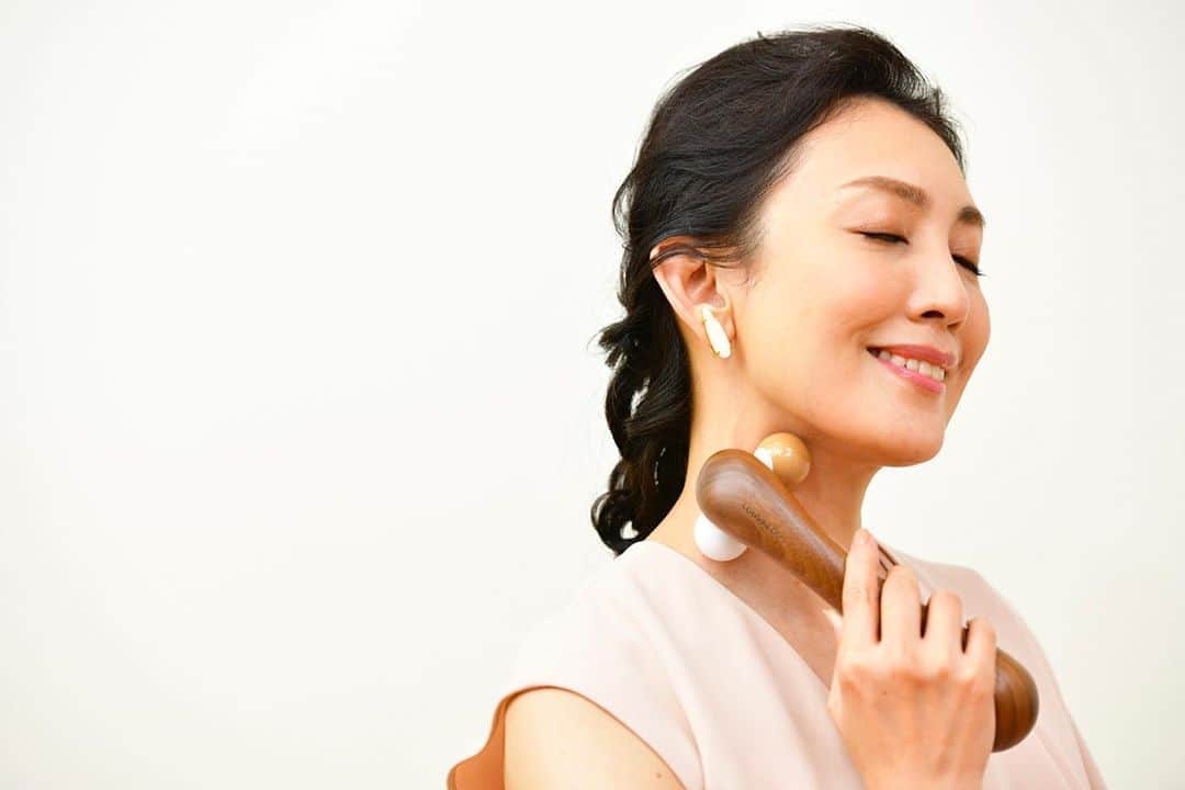 田中美里のインスタグラム：「8年くらい前からずっと愛用している美顔器ソフィルｅがさらにパワーアップ。  短時間で顔がキュッと引き上げられる感覚は毎回使う度に感動します。  新しくなったソフィルeはアロマを染み込ませられるので、香りに包まれながらコロコロ。  また専用のルーヴルドーオリジナルのアロマオイルがなんとも落ち着く良い香りで癒されます。  プレゼントにもオススメです。  #ルーヴルドー #アンバサダー #ソフィルe  #美顔器 #お知らせ #ひとは輝き続ける」