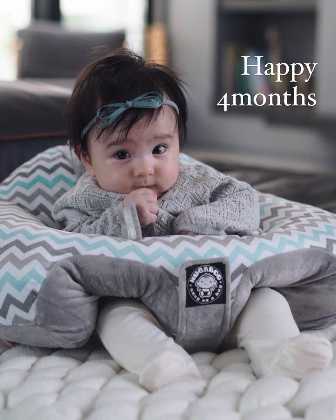 大橋菜央さんのインスタグラム写真 - (大橋菜央Instagram)「Happy 4months♡﻿ ﻿ ﻿ あっという間に生後4ヶ月👶🏻﻿ 赤ちゃんらしさを堪能できるのもあとちょっと🥺♡﻿ ﻿ 意思が強くて分かりやすいAnn﻿ 怒ったときの声の大きさはMiaの2倍でママの取り合い合戦も対等に張り合い始めた🤣﻿ ﻿ ﻿ ✔︎3ヶ月を過ぎた頃からミルク嫌いになりむちむちにかげりが🍼﻿ (早く離乳食はじまれ🙏)﻿ ✔︎座って周りを見渡すのが大好き﻿ ✔︎スリングに入ってどこにでも一緒にお出かけ🦘﻿ ✔︎お話大好き﻿ ✔︎髪の毛が伸びて爆発気味﻿ ﻿ ﻿ ﻿ Ribbon @la_mer.3 Knit @zarababygirls  Chair @cunaselect  #生後4ヶ月 #5月28日生まれ #annbabyliving #annbabyliving_month﻿」9月29日 9時40分 - naoliving