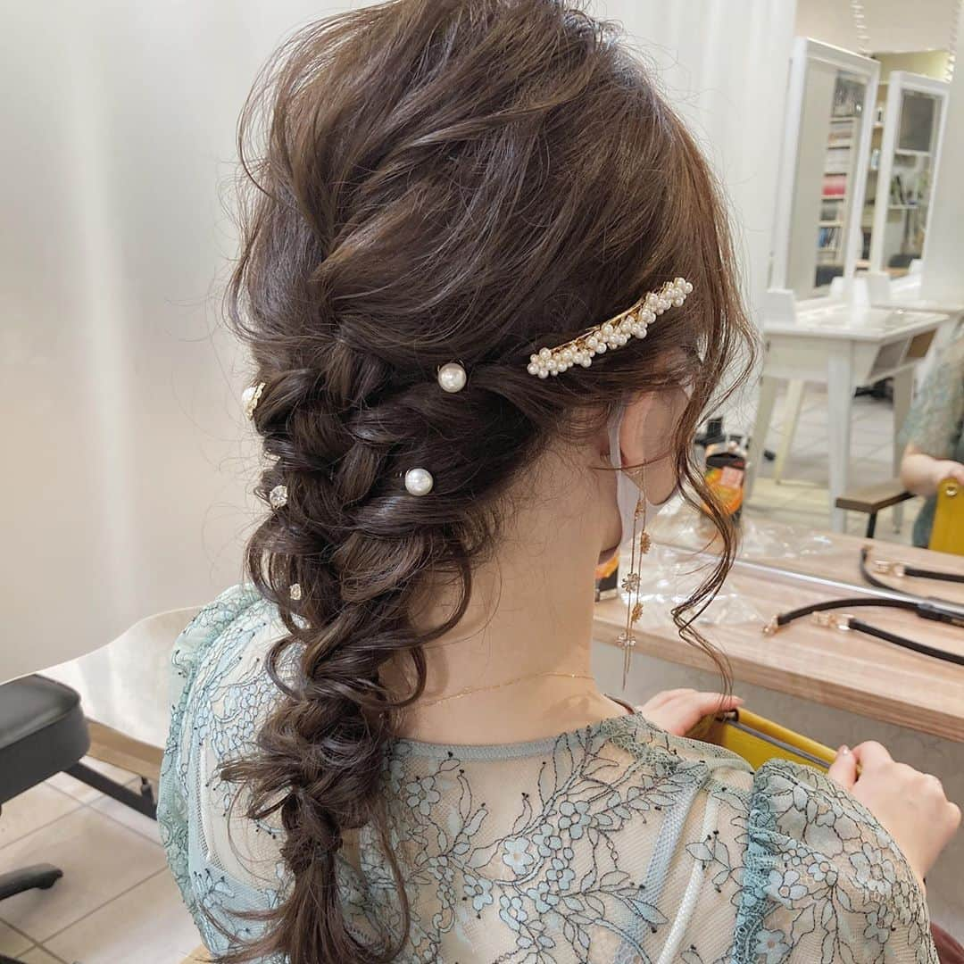 山下 誠矢さんのインスタグラム写真 - (山下 誠矢Instagram)「ヘアセット😊 コロナでなかなか結婚式なかったけど、徐々にだけどやっと出来るようになってきたんだなと思うと安心する☺️ 最近はお客様に恵まれてるなと思うことが多い。そんな時こそ慢心せずに自分自身に問いかけることが大事かなと。 いいマインドでいることが長くいい人間関係に必要。「正直、優しい、人を大事にする」この3つを大事にしたい。 逆に ・ネガティブ発言が多い ・相談に見えて、内容はただのグチ ・相手の時間を大切に出来ない こういう状態にならないように気をつけてる。 日々自問自答して余裕のある人になっていきたいなぁー ・ ・ 気になるスタイルがあれば保存してカウンセリング時にみせてください😊 ・ 簡単スタイリングで再現性◎ ・ ・ 最近Instagramを見てご来店されるお客様が多くて嬉しいです😆ありがとうございます🙇‍♂️ ・ ・ ヘアスタイルでお悩みの方 是非お任せください！！ 可愛くします💪 ・ 2回3回と回数を重ねる度に収まりも良くなり可愛いくなっていくのが僕のカットです💪 ・ ・ ご予約はプロフィールのURLからお待ちしてます🙇‍♂️ ・ ・ #yama_short ・ #大人カジュアル#丸みショート#髪型#美容師#ショートヘア#前下がりショート#ショートスタイル#ボブアレンジ#ハイライト#グレージュ#ショート女子#ハンサムショート#ミニーショート#大人ショート#イルミナカラー#LALA_hair#東京#新宿#小顔ヘア#hair」9月29日 9時35分 - yama_c_shanxia