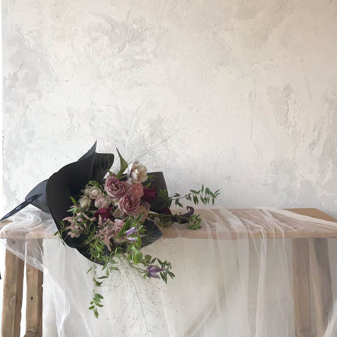 플로리스트 이주연 florist Lee Ju Yeonさんのインスタグラム写真 - (플로리스트 이주연 florist Lee Ju YeonInstagram)「. . 채원이의 멋진꽃다발 @leballa_fl 🤍 . . #바네스꽃다발 #빈티지꽃다발 . 订花 WeChat ID vaness_flower 페이팔 결제 가능  클래스상시모집 당일꽃주문가능 . #수업문의 #주문예약 #lesson #Order  Katalk ID vaness52 WeChat ID vaness_flower E-mail vanessflower@naver.com . 서초구 양재천로 123 5층 📞02-545-6813 . #vanessflower #florist #flowershop #handtied #flowerlesson #花束 #바네스플라워 #플로리스트 #꽃다발 #부케 #플로리스트학원 #플라워레슨 #양재동꽃집 #양재역꽃집 #꽃다발주문 #꽃수업 #꽃주문  #대관 #공간대여 #스튜디오대관 #자연광스튜디오 #자연광스튜디오대관 #스튜디오」9月29日 9時38分 - vanessflower