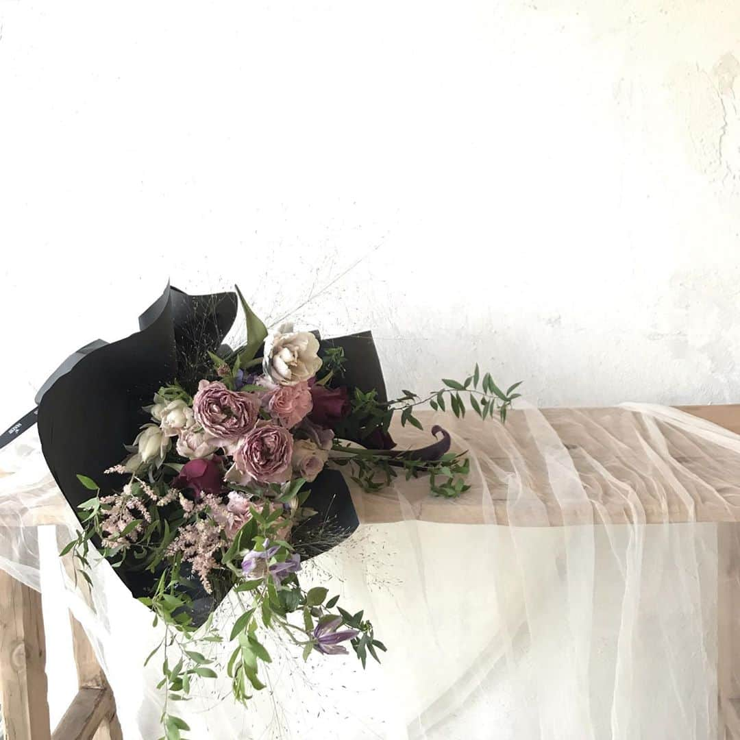 플로리스트 이주연 florist Lee Ju Yeonさんのインスタグラム写真 - (플로리스트 이주연 florist Lee Ju YeonInstagram)「. . 채원이의 멋진꽃다발 @leballa_fl 🤍 . . #바네스꽃다발 #빈티지꽃다발 . 订花 WeChat ID vaness_flower 페이팔 결제 가능  클래스상시모집 당일꽃주문가능 . #수업문의 #주문예약 #lesson #Order  Katalk ID vaness52 WeChat ID vaness_flower E-mail vanessflower@naver.com . 서초구 양재천로 123 5층 📞02-545-6813 . #vanessflower #florist #flowershop #handtied #flowerlesson #花束 #바네스플라워 #플로리스트 #꽃다발 #부케 #플로리스트학원 #플라워레슨 #양재동꽃집 #양재역꽃집 #꽃다발주문 #꽃수업 #꽃주문  #대관 #공간대여 #스튜디오대관 #자연광스튜디오 #자연광스튜디오대관 #스튜디오」9月29日 9時38分 - vanessflower