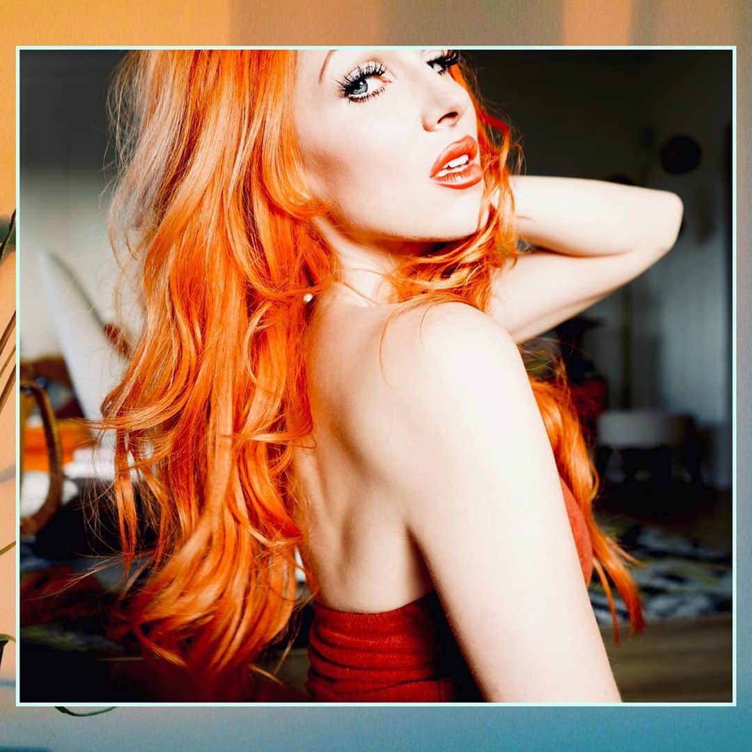 のインスタグラム：「Self portrait by moi 💁🏼‍♀️」
