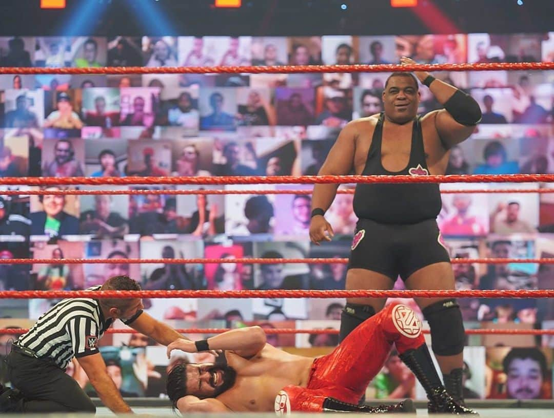 WWEさんのインスタグラム写真 - (WWEInstagram)「@realkeithlee continues to be #Limitless on #WWERaw! Was @andradealmas out of line with @zelina_vegawwe?」9月29日 9時48分 - wwe