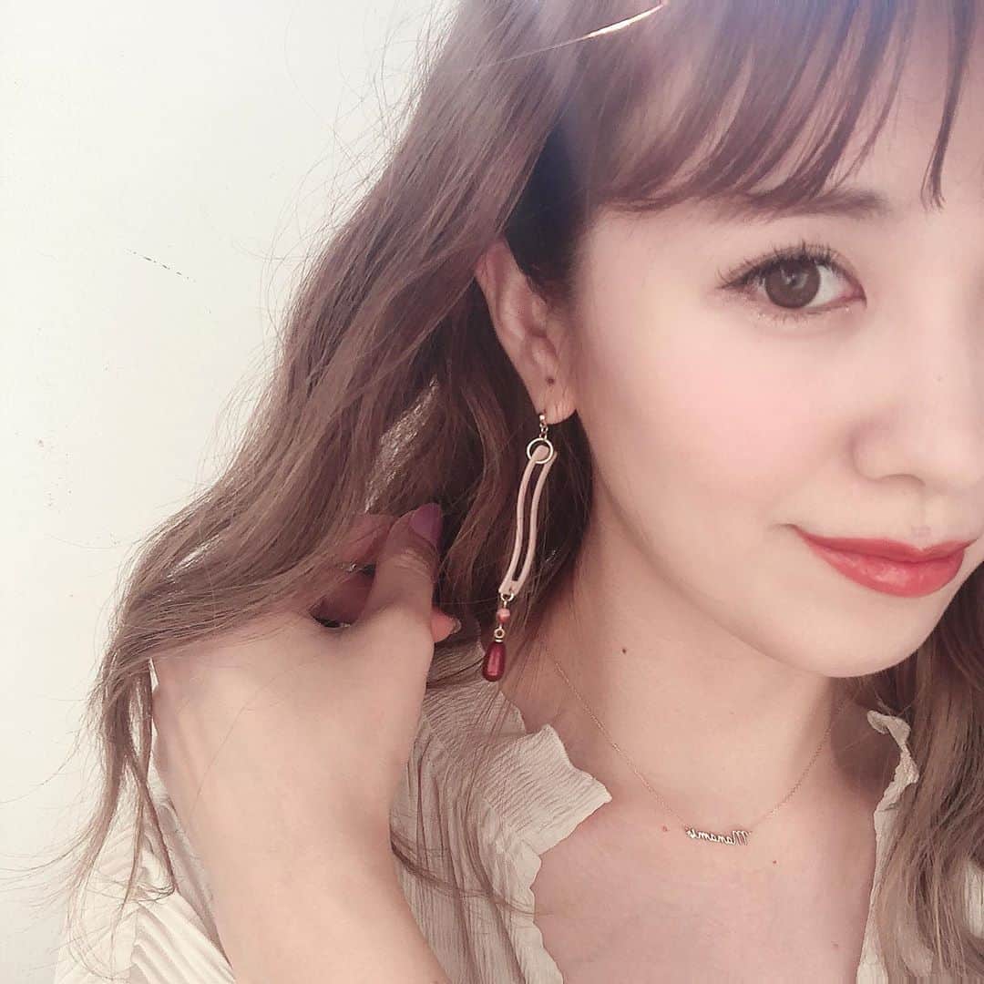 のインスタグラム：「イメージモデル公式アンバサダーをさせていただいてる 【Lumiere irise@lumiere_irise さんのピアス💍🤍  秋めいてきた今日この頃にも、いい感じにマッチしてくれる💕  これからの季節が1番映えるかも🧚‍♀️ 他の色もとっても可愛くて欲しくなっちゃう🥺✨  ぜひオンラインサイトで色々チェックしてみてください🤍  私の着用ピアス💎↓  Vintageジオメトリックアシメピアス/イヤリング (ピンク)  日本製の小さなヴィンテージボタンと、大きな幾何学チャームをモチーフにしたインパクトのあるアシンメトリ―ピアス🤍  大ぶりや、アシンメトリーピアスが大好きな私にとって最高のデザイン✨💎  レトロ＆スタイリッシュでとってもおしゃれ🤍  イヤリングに変更も可能みたいです✨  #lumiereiriseモデルチーム  #lumiereirise着画  #lumiereirise #ルミエールイリゼ #オリジナルピアス #アクセサリー #ピアス #イヤリング #ヴィンテージ  #ヴィンテージアクセサリー  #公式アンバサダー #モデル #アシンメトリー　 #大ぶりピアス  #大ぶりイヤリング  #大ぶりアクセサリー  #個性派  #個性派ピアス」