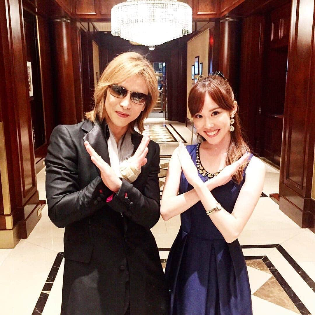 メロディー・モリタのインスタグラム：「With the incredible @yoshikiofficial!✨ I was appointed as the solo emcee for an event with then Prime Minister Shinzo Abe in front of 200+ international media and VIPs four years ago. The Japan National Tourism Organization also invited Kasumi Ishikawa and Kaori Icho from Japan, and I had the greatest pleasure conducting on-stage interviews with them (as seen in the later slides). Time flies, and Shinzo Abe ended his chapter of being the longest serving Japanese prime minister in history this month. I wish him a speedy recovery and continued good health! * Memory Monday✨ 4年前、ニューヨークで行なわれた日本政府観光局のイベントで司会進行を務めさせて頂きました。ゲストとしてご登壇頂いたYOSHIKIさんと！ * 安倍晋三前総理、国民栄誉賞を受賞された伊調馨選手、卓球の石川佳純選手などもご出席され、楽しかったインタビューが昨日のことの様です。 * 今月、7年8ヶ月の長期政権を築かれ辞任されました安倍前首相、本当にお疲れ様でございました。 #NY #JNTO #YOSHIKI #ShinzoAbe #KasumiIshikawa #KaoriIcho #日本政府観光局」