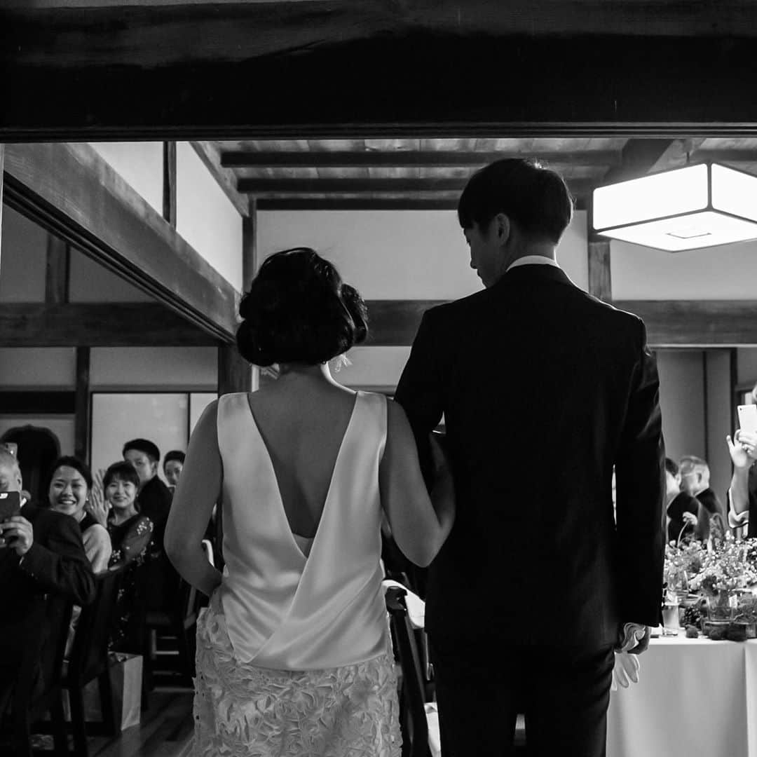 The KAMAKURA WEDDINGさんのインスタグラム写真 - (The KAMAKURA WEDDINGInstagram)「晩秋の「明王院」で１日１組様限定の結婚式。自宅に招くような和やかなひとときをお二人らしく自由に。 詳しくは、HPの結婚式レポートへ https://kamakura-wedding.jp/report/21571/」9月29日 9時49分 - thekamakurawedding