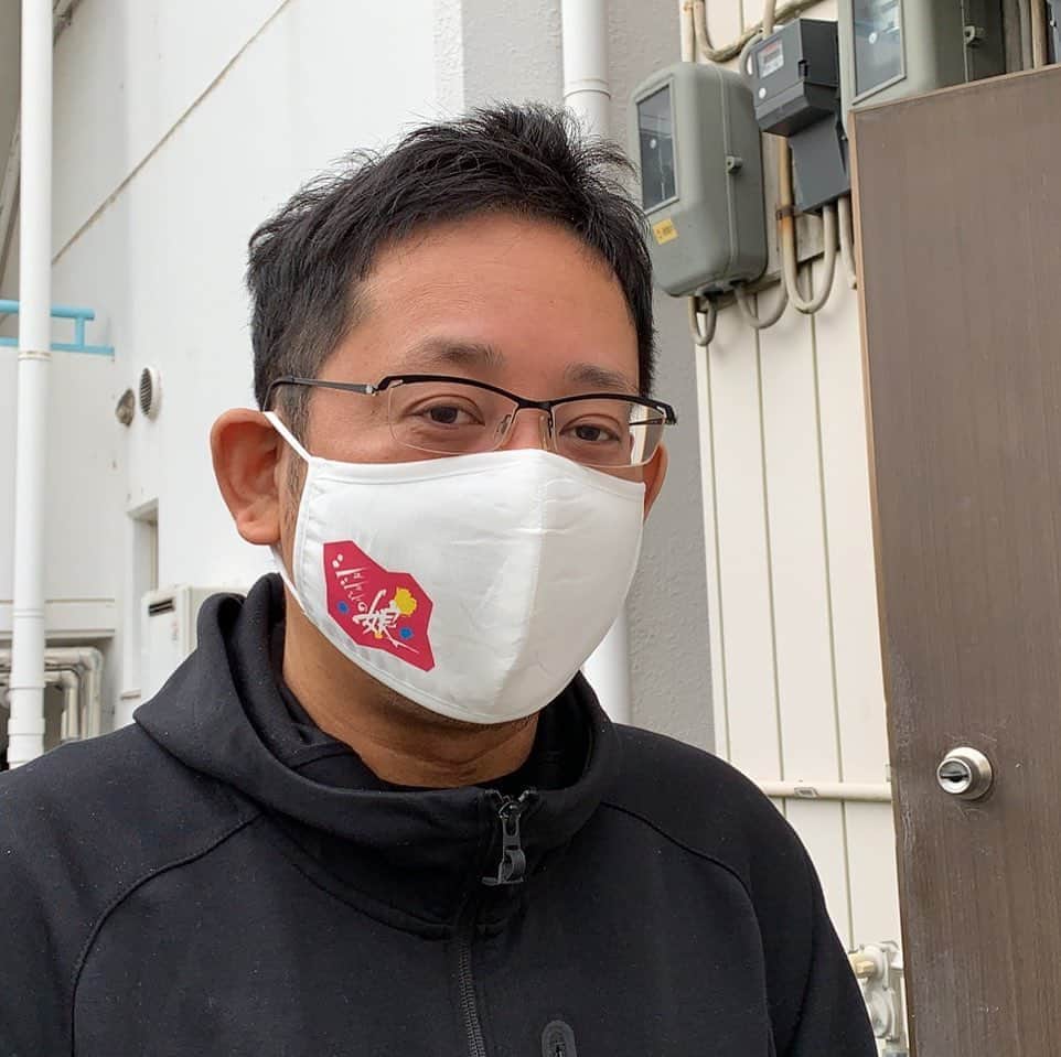 入江悠のインスタグラム：「俳優さんから特製マスク頂きました。 優しい😿  『シュシュシュの娘』撮影初日。 早くペースを掴めますように。」