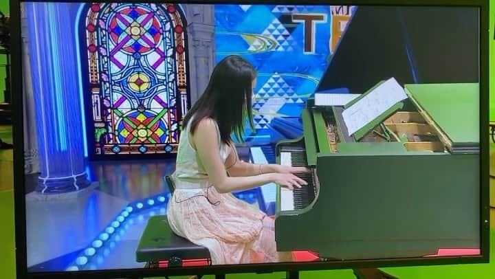 大石絵理のインスタグラム：「TEPPEN見てくださった方ありがとうございました🙏 今回は香水のジャズアレンジを弾かせてもらいました！ ジャズはすごく難しいけど、今回初めてチャレンジして、上手に弾けたらかっこいいなーと思い練習してみたいと思いました。 小泉先生素敵なアレンジありがとうございました❣️ これはリハーサル風景ですが、よかったらご覧になってください^ ^」