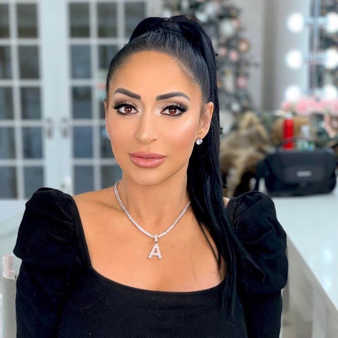 E! Onlineさんのインスタグラム写真 - (E! OnlineInstagram)「#JerseyShore star Angelina Pivarnick has reached a $350k settlement in her sexual harassment lawsuit against a FDNY lieutenant. What we know about the legal battle is at the link in our bio. (📷: Instagram/@angelinamtv/@anjali_artistry)」9月29日 9時47分 - enews