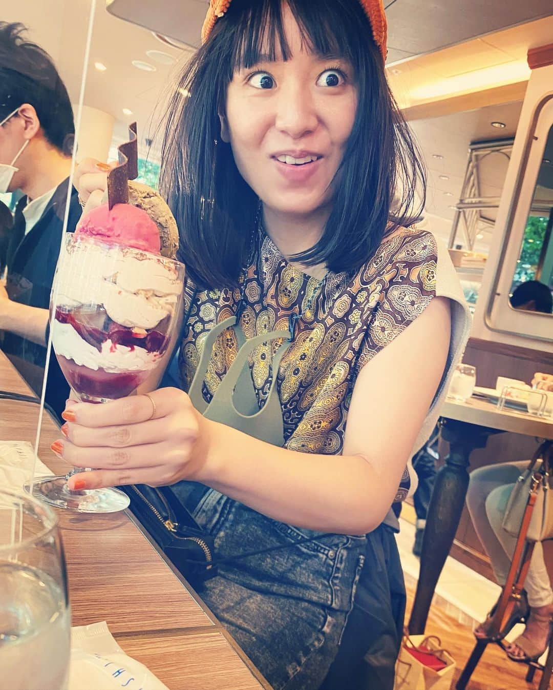 小春さんのインスタグラム写真 - (小春Instagram)「姉のパフェ欲しすぎて表情豊かな妹  #姉カメラ」9月29日 9時52分 - suttokodokkoiii