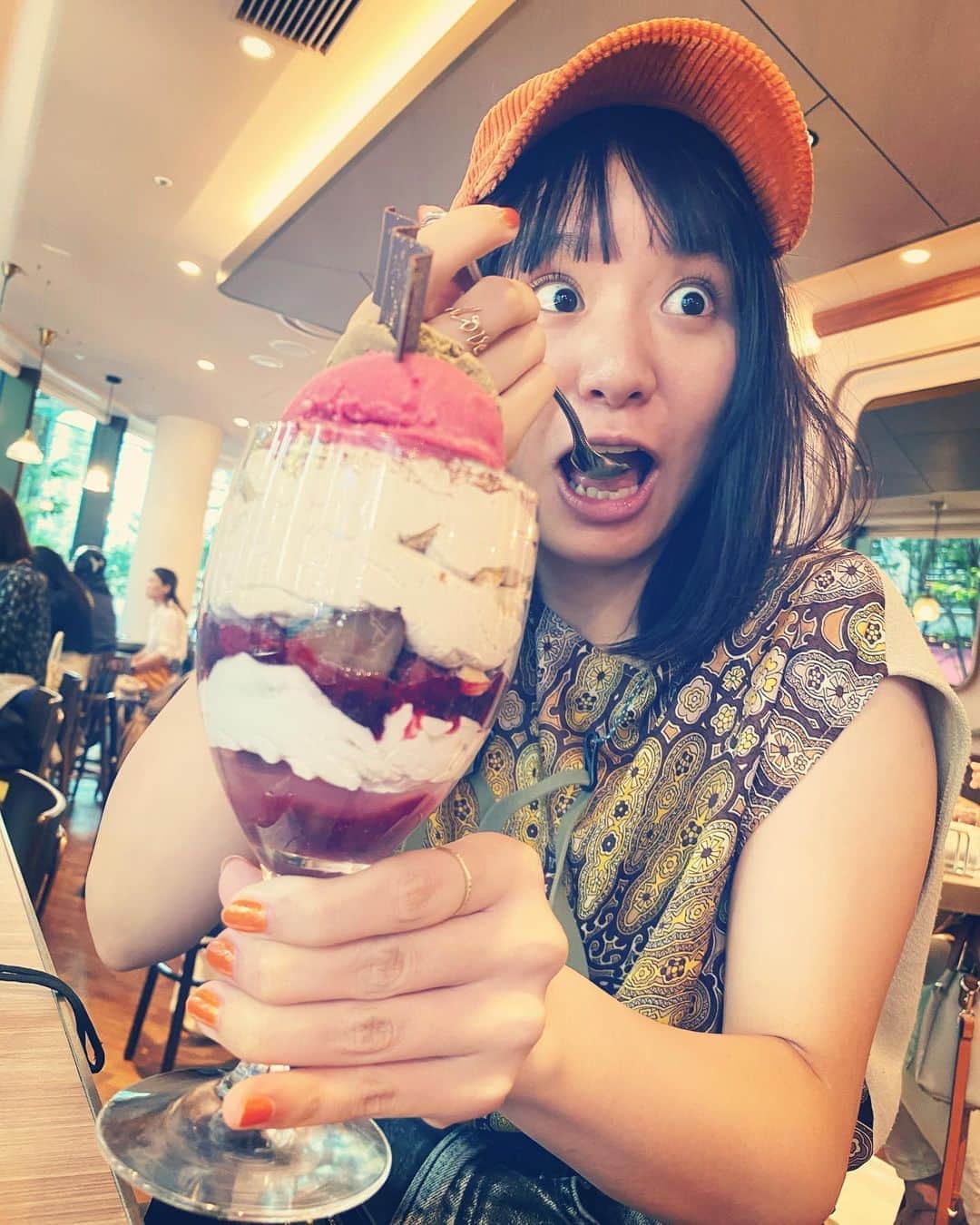 小春さんのインスタグラム写真 - (小春Instagram)「姉のパフェ欲しすぎて表情豊かな妹  #姉カメラ」9月29日 9時52分 - suttokodokkoiii