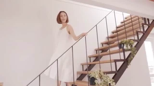 鮎河ナオミのインスタグラム：「レールデュサボンのイメージビデオのモデルをさせて頂きました🤗 開放感のある海沿いのハウススタジオで撮影🌊 優しいせっけんの香りが幸せな気持ちにさせてくれました✨ . Posted @withregram • @lairdesavon_japan NEW item🏡 レールデュサボンより新しいアイテムが登場します✨ お客様より要望の多かったルームフレグランスが新たに登場🙌🙌 インテリアに馴染むシンプルでありながらこだわりのデザイン✨ 今週末より全国のロフト で先行発売します💐※一部店舗を除く 是非とも皆様、新たなルームフレグランス体験を店頭でお試しください🏡 . . . #LairDeSAVON #followme  #cozy #homesweethome #chill #teatime #coffeetime #カメラ部 #レールデュサボンのある暮らし #レールデュサボン  #ルームフレグランス #おうちカフェ #roomfragrance  #instalike #instagood #ファインダー越しの私の世界 #丁寧な暮らし #マイホーム # #コーヒータイム #カメラ女子 #秋 #海外 #おうち時間 #暮らしを楽しむ #週末野心 #インテリア #シンプルな暮らし #丁寧な暮らし #せっけんの香り」