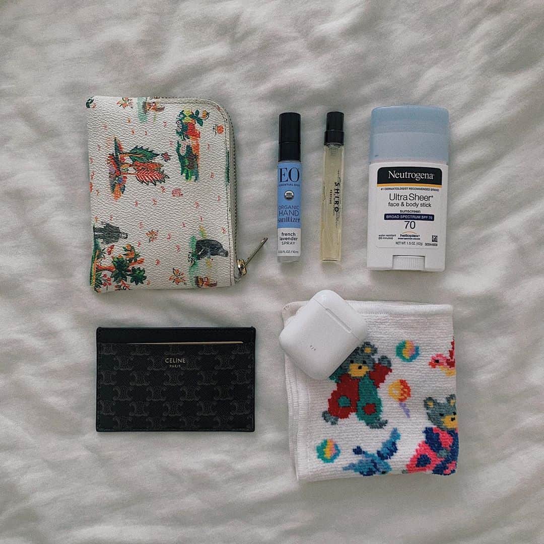 吉河唯さんのインスタグラム写真 - (吉河唯Instagram)「winterイチ 好きなbag と bagの なかみ、なんなら 最近荷物少ないので たぶんこれの倍は 入る ⚪️ ㅤㅤㅤㅤㅤㅤㅤㅤㅤㅤ #merryjenny」9月29日 9時55分 - yui_yoshikawa