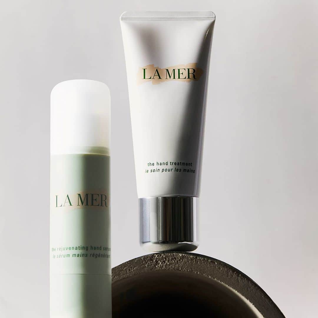 ドゥラメールのインスタグラム：「The Hand Treatment? A must-have. The Rejuvenating Hand Serum? A must-try. Our hands weather more than we’d like, so a little extra TLC goes a long way. Indulge your most exposed skin in the radiantly hydrating benefits these two skin savers have to offer.」