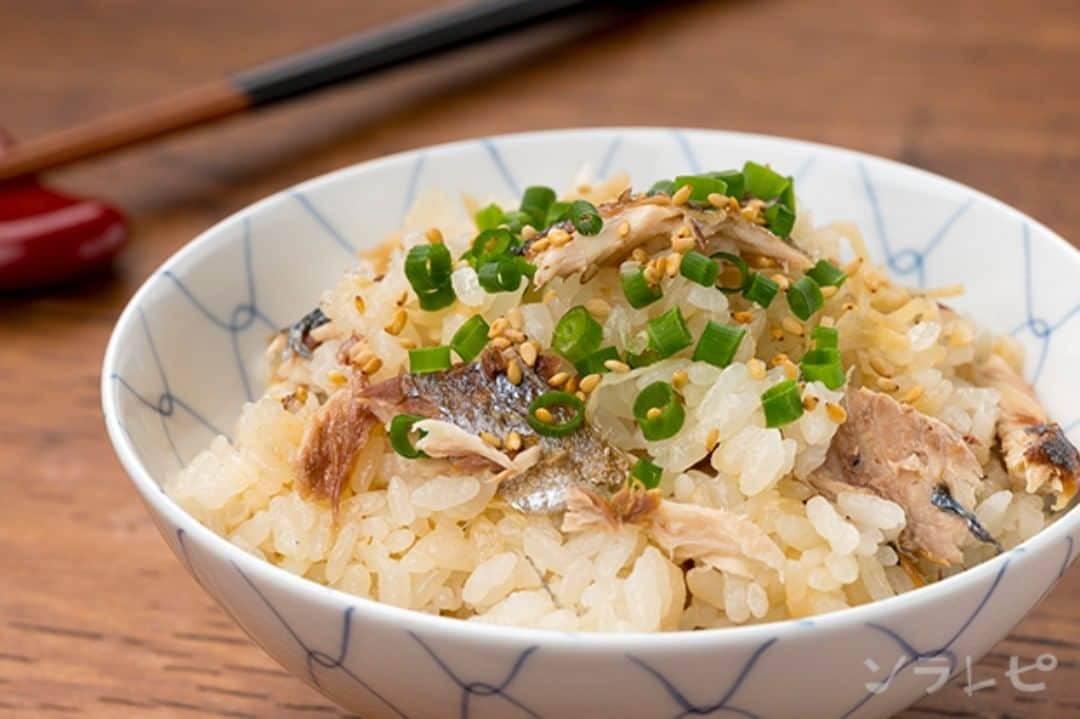 ソラレピさんのインスタグラム写真 - (ソラレピInstagram)「さんまご飯 pacific saury rice . 旬のサンマを混ぜ込んだご飯です🍚✨ 骨を取り除くので、お子様にも食べやすいレシピです😍 . 【材料】<2合分> 白米・・・300g サンマ・・・300g 油・・・適量 白だし・・・50g 酒・・・30g ショウガ・・・10g 葉ネギ・・・3g ゴマ（白）・・・5g .  レシピの詳細はソラレピアプリでチェック @solarepi のリンクからDLできます ソラレピ献立の写真投稿も #ソラレピ でお待ちしてます♪ . #solarepi #food #recipe #レシピ #cooking #料理 #instafood #簡単料理 #簡単レシピ #献立 #menu #japanesehomecooking #japanesefood #yummy #foodporn #foodstagram #homecooking #deristagrammer #クッキングラム #おうちごはん #サンマ #pacificsaury #さんまご飯 #旬」9月29日 10時12分 - solarepi