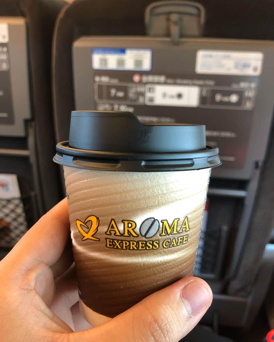 大谷廣松のインスタグラム：「新幹線で飲むコーヒは何故美味しいのか。。。 #コーヒー #新幹線 #歌舞伎 #大谷廣松 #廣松」
