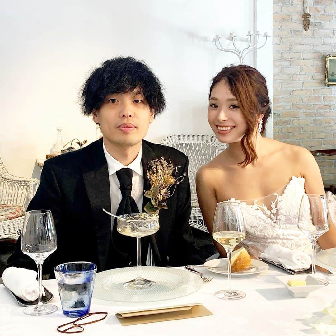 片桐優妃のインスタグラム：「#北海道 で彼のご家族と#結婚パーティー してきました#💒 . #ウエディングドレス 袖ないときの写真📷 . #ブランシュメゾン #札幌 #家族婚 #ytywedding #グランマニエ #granmanie #プリマヴェーラ #少人数婚 #少人数ウェディング #邸宅ウェディング #邸宅レストラン」