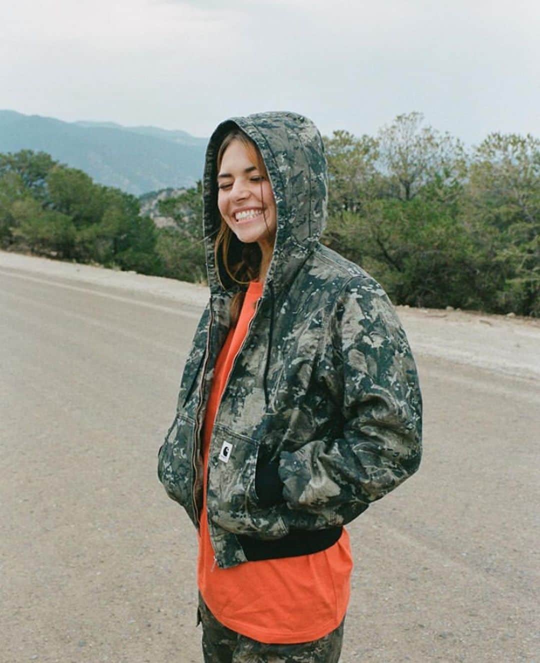 カーハートのインスタグラム：「Beyond.  Shot in Colorado by New York-based photographer @petersutherland, Carhartt WIP latest editorial spotlights the functional, outdoor-inspired elements of the Fall/Winter 2020 collection.  Photo: @petersutherland  Styling: @maia_ruth_lee  Models: @kipp_harrison & @mushy.max   #CarharttWIP」