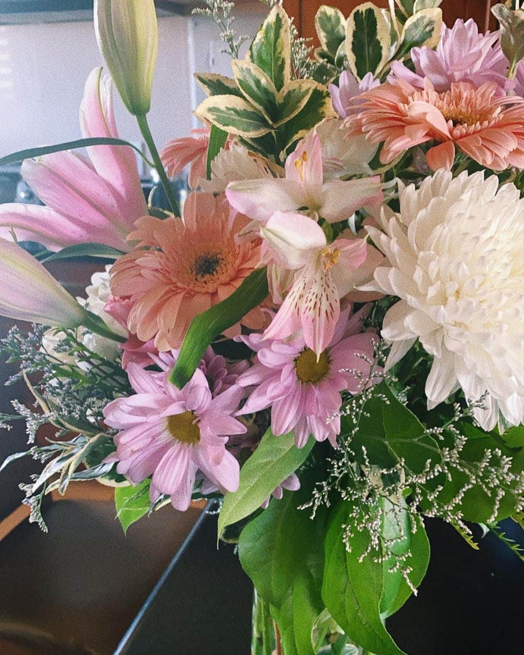 エビアン・クーさんのインスタグラム写真 - (エビアン・クーInstagram)「Flower week 🥰🌸🌷💐🌺 やっぱお花お部屋にあるだけで ハッピーになるよね。 ロックダウンもやっと終わったー いえーいの気分✌︎✌︎✌︎」9月29日 10時17分 - avian_official