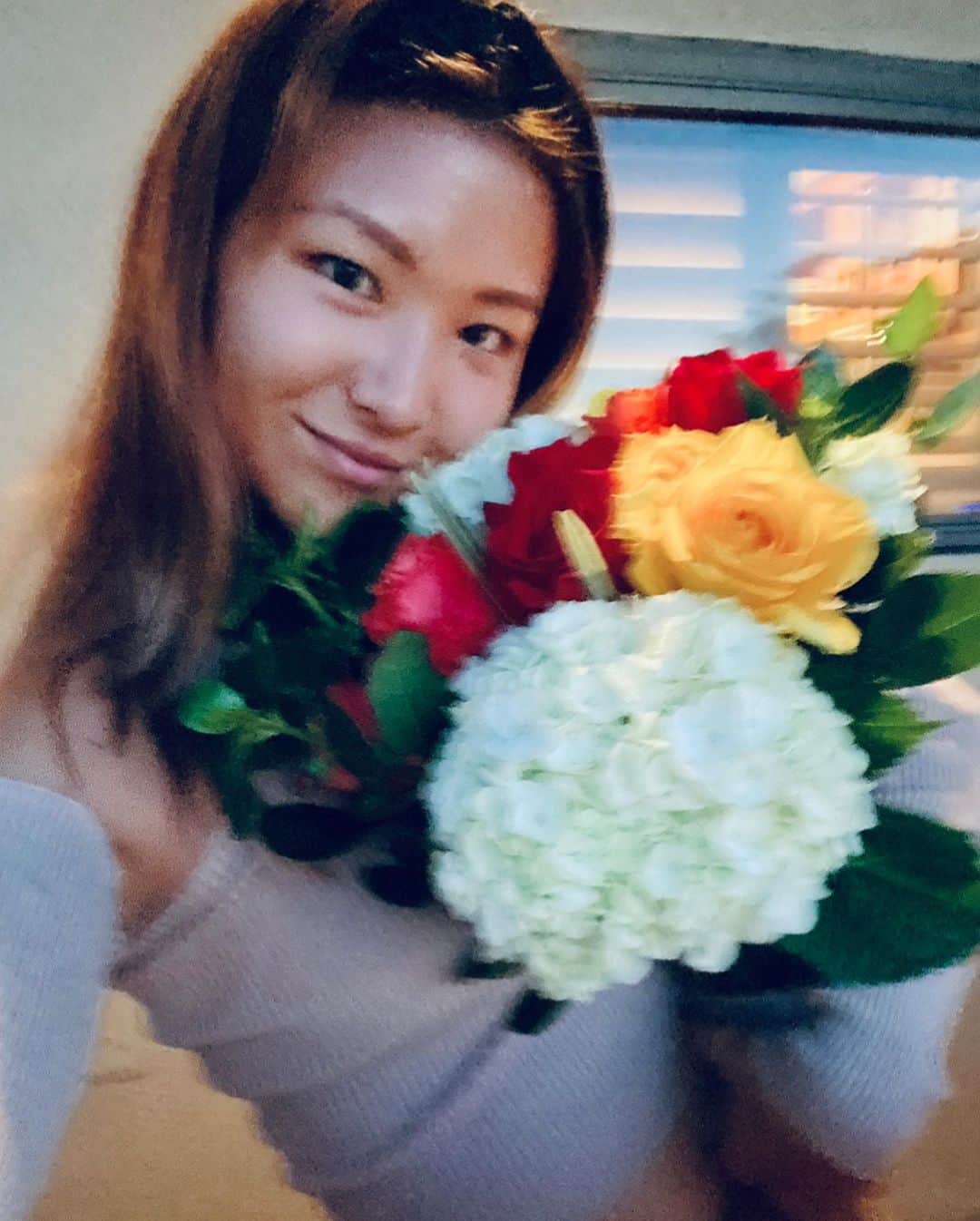 エビアン・クーのインスタグラム：「Flower week 🥰🌸🌷💐🌺 やっぱお花お部屋にあるだけで ハッピーになるよね。 ロックダウンもやっと終わったー いえーいの気分✌︎✌︎✌︎」