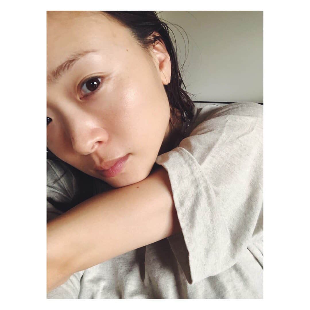 野尻美穂のインスタグラム：「以前宿泊した事がある京都のGOOD NATURE STATION というホテルで取り扱う、オーガニックスキンケアブランドのNEMOHAMO。ショップも素敵で使ってみたいなぁって思ってたら、ご縁があっていただきました😌💞 オーガニックのクレンジングオイルは、ターンオーバーをサポートしてくれてキメも細かくしてくれる、肌の刺激も少ないのでノーメイクの日が多い今の私に必要なやつ。と思って使い始めました👌 ソープもひとつ一つ手作りだそう。低温釜焚きする事でミネラルやビタミンの栄養分をそのまま閉じ込められるんだって✍️ソープタイプはあまり使った事ないんだけど、中和能という肌の働きに注目した、弱アルカリ性の泡で洗う『石鹸で肌を鍛える』という新発想に鍛えたい！と共感したので使ってみてます💪🏻 産後肌の調子は良かったり悪かったり箇所によって違うから、良さそうと思ったらまずは試してます！ あぁ京都も行きたいなぁ。  #NEMOHAMO #クレンジング #洗顔ソープ #goodnaturestation #pr #京都発オーガニックコスメ #オーガニック #エシカル #サスティナブル」