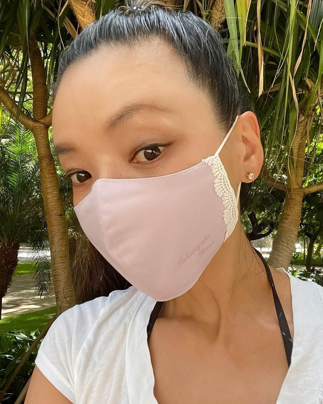 和央ようかさんのインスタグラム写真 - (和央ようかInstagram)「Wearing Takarazuka Review Company cosmos troupe’s mask, proudly 😊😷👍  今日は私の古巣宝塚歌劇団宙組のマスクを付けてみた👍宙組カラーに左下にロゴ入り😷初舞台公演も始まったね😊どの組もみんなが元気に舞台でキラキラしていますように🙏ワンハート♥️  #takakoworldstylin🌎 #lifestyle #hawaii #one♥️#takarazuka #宝塚#宙組#公式マスク」9月29日 10時19分 - yokawao0215