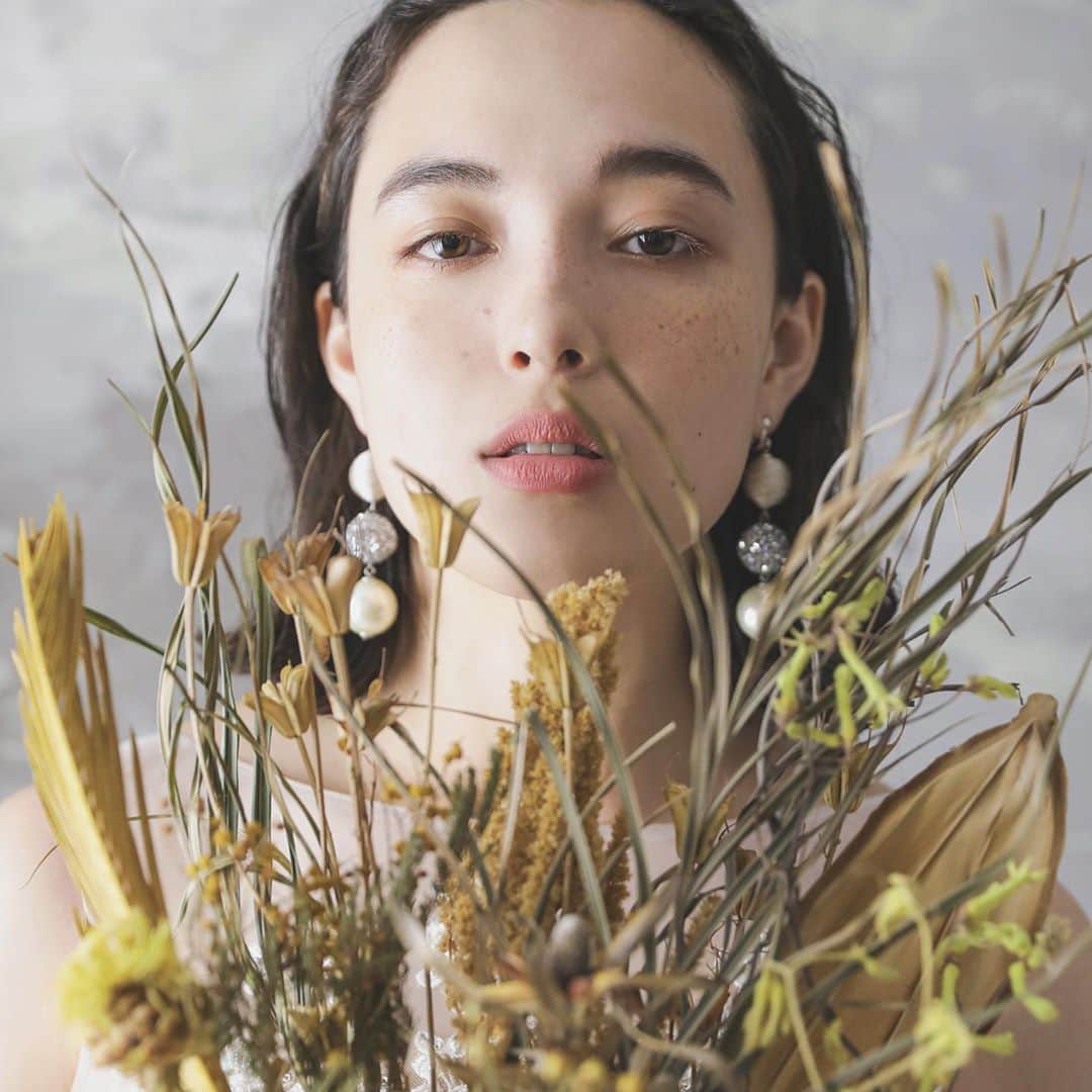 CLAIREのインスタグラム：「ドライフラワー×花嫁=💛 ・ @clairebridalstudio」
