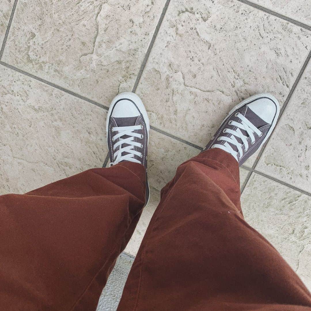 のインスタグラム：「.  やっぱスニーカーがいいわ👟  慣れないヒールの靴は履いたらあかんてことが分かった笑  コンバースは長時間歩くのに向いてないらしいけど、これクッション性に優れたウレタンインソールやから 疲れなさそう◎  #converse #usoriginator #black #ebonyblack #chucktaylor #sneakers #スニーカー女子 #スニーカー好きな人と繋がりたい #エボニーブラック #コンバース #チャックテイラー」