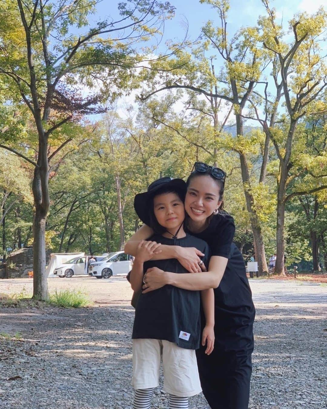 春名亜美さんのインスタグラム写真 - (春名亜美Instagram)「キャンプの時にお友達が撮ってくれた写真🏕🌲 次男とは、やはりまともな写真が撮れない ・ ・ ・ #キャンプ #camping #グランピング #家族旅行 #夏休み  #キャンプコーデ」9月29日 10時25分 - amiharunaami