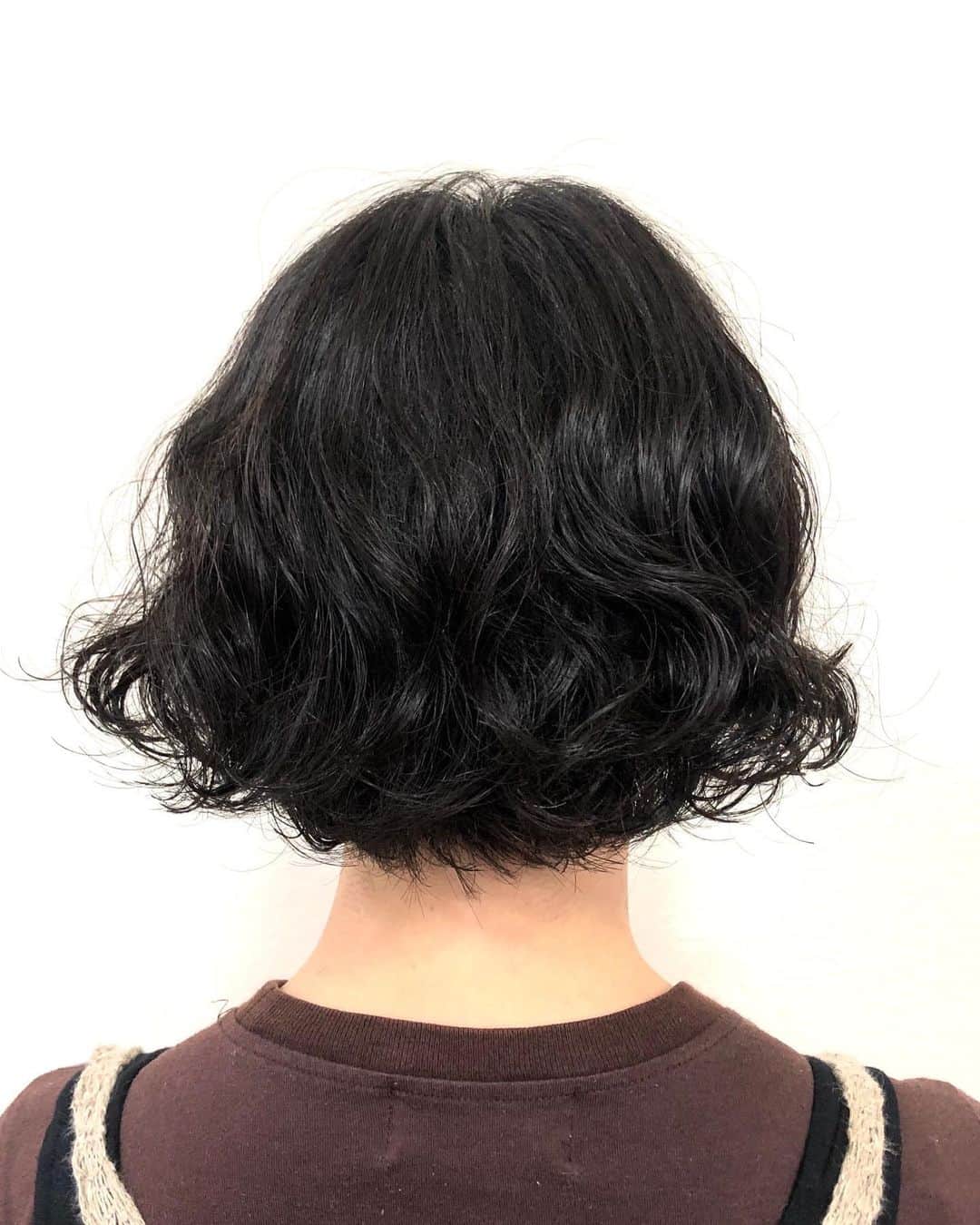salon PRATiNO(サロンプラチノ)のインスタグラム：「. ✨ゆるふわニュアンスパーマ✨. . ロングだった髪をバッサリボブカットに❗️ ふんわりカールで朝の支度も簡単に💫 PRATINOではナチュラルスタイルもお任せください😌 . . 【CLAVIS PRATINO】 ◇月曜日～土曜日 10:00～20:00 ◇日曜日 10:00～18:00  ※定休日なし ※時間外はお問い合わせください。 愛知県名古屋市中区錦3-4-19石垣ビル７Ｆ ☎︎052-962-7017 . #hairstyle #hair #cornrow #braids #clavispratino #spiralperm #pratino #hairsalon #nagoya #haircolor #love #派手髪 #外国人風カラー #バレイヤージュ #グラデーション #コーンロウ #ブレイズ #スパイラルパーマ #特殊ヘア #ブラックヘア #美容室 #ヘアサロン #ヘアスタイル #ヘアカラー #クラビスプラチノ #名古屋 #栄 #錦」