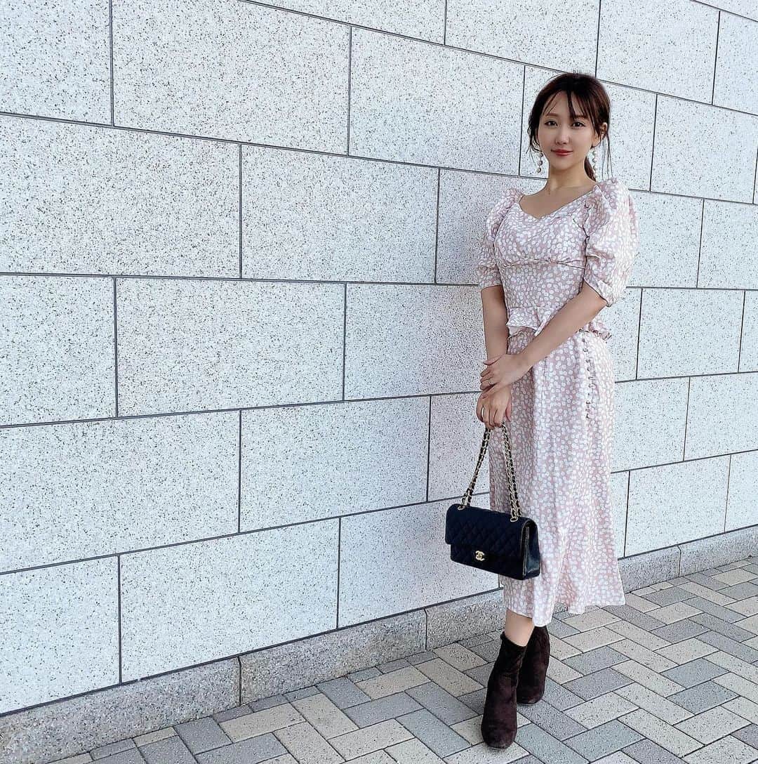 太田莉加さんのインスタグラム写真 - (太田莉加Instagram)「･ ･ ･ あっという間に﻿ 朝晩寒なったね。﻿ ﻿ ﻿ 今ぐらいが気持ちよくて﻿ 過ごしやすいけど﻿ なんかちょっと寂しかったりするな。﻿ ﻿ ﻿ そんなことより﻿ 授乳出来る秋服探さんと﻿ りぴたんとのお出かけに困る🤔﻿  このセットアップは @fubail のだよ🍒 ピアスは @sako_yamada  ﻿ ﻿ #秋服﻿#授乳できる服ほしい#前開き系か#オフショル系やな#りかぱんだコーデ」9月29日 10時36分 - rikapanda.official