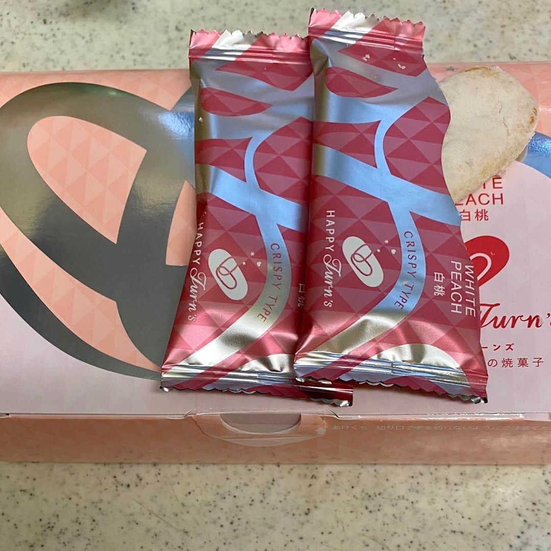 堀江淳のインスタグラム：「ハッピーターンの白桃味！ 確かに桃の🍑味だった… ＃ハッピーターン  ＃亀田製菓  ＃メモリーグラス  ＃堀江淳  ＃1981年  ＃ザ・ベストテン」