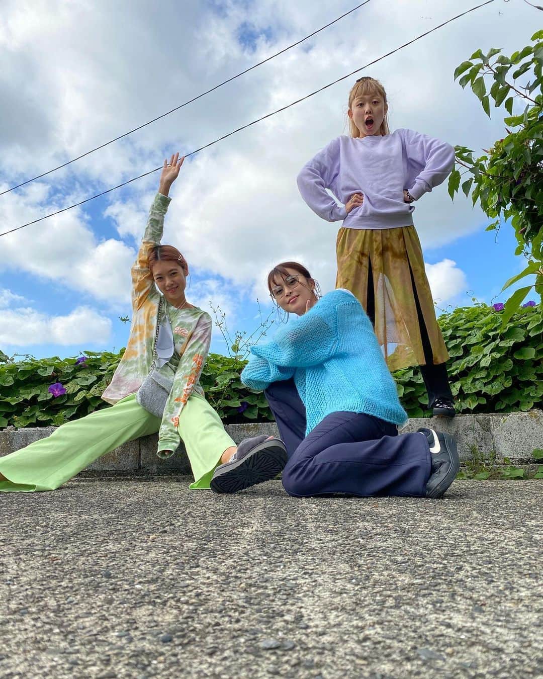 のインスタグラム：「休日は派手なギャルズと裸足で転げ回ってきた🤣🌴笑　 いかにすいている道を選び、いかにすいている場所で遊ぶかは結構大事🔥」