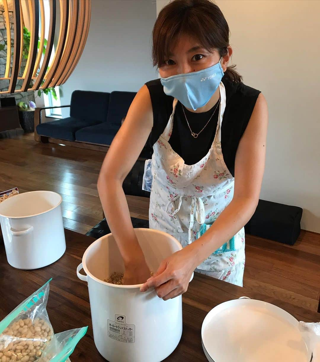 潮田玲子さんのインスタグラム写真 - (潮田玲子Instagram)「そういえば、先月お味噌仕込みました🤣🤣🙌 去年初めて作ってから手作り味噌の美味しさにハマり、今年も @saori_suwa_oishiiomiso 先生にお願いしました😍🙏 @akihigashihara さんと @makinosaya ちゃん、 当日来られなかったけど頑張った @mariakamiyama ちゃんと😘❤️ みんなでまりあチャンのもコネコネしたから一番いろんな菌が入って美味しいかも笑笑🤣 今年はどんなお味噌が出来上がるかなー😚  #手作り味噌作り #あきさんがすでに先生レベル🤣 #何が大変って #大量の大豆を煮るのが大変 #みんなで頑張った #おいしいお味噌 #楽しみだ」9月29日 10時44分 - reikoshiota_official