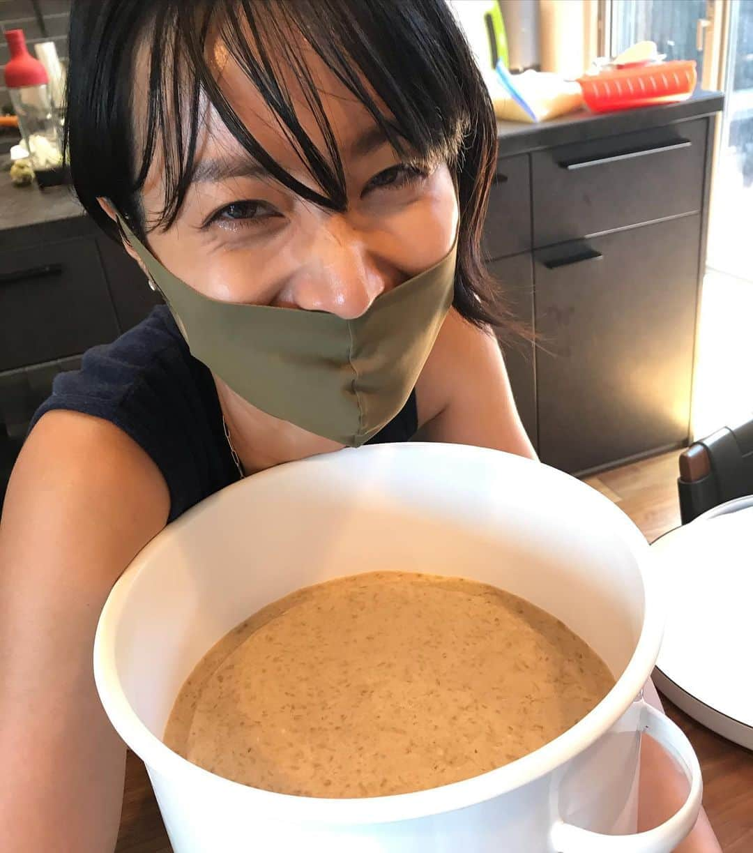 潮田玲子さんのインスタグラム写真 - (潮田玲子Instagram)「そういえば、先月お味噌仕込みました🤣🤣🙌 去年初めて作ってから手作り味噌の美味しさにハマり、今年も @saori_suwa_oishiiomiso 先生にお願いしました😍🙏 @akihigashihara さんと @makinosaya ちゃん、 当日来られなかったけど頑張った @mariakamiyama ちゃんと😘❤️ みんなでまりあチャンのもコネコネしたから一番いろんな菌が入って美味しいかも笑笑🤣 今年はどんなお味噌が出来上がるかなー😚  #手作り味噌作り #あきさんがすでに先生レベル🤣 #何が大変って #大量の大豆を煮るのが大変 #みんなで頑張った #おいしいお味噌 #楽しみだ」9月29日 10時44分 - reikoshiota_official