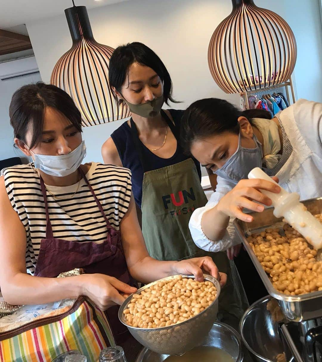 潮田玲子さんのインスタグラム写真 - (潮田玲子Instagram)「そういえば、先月お味噌仕込みました🤣🤣🙌 去年初めて作ってから手作り味噌の美味しさにハマり、今年も @saori_suwa_oishiiomiso 先生にお願いしました😍🙏 @akihigashihara さんと @makinosaya ちゃん、 当日来られなかったけど頑張った @mariakamiyama ちゃんと😘❤️ みんなでまりあチャンのもコネコネしたから一番いろんな菌が入って美味しいかも笑笑🤣 今年はどんなお味噌が出来上がるかなー😚  #手作り味噌作り #あきさんがすでに先生レベル🤣 #何が大変って #大量の大豆を煮るのが大変 #みんなで頑張った #おいしいお味噌 #楽しみだ」9月29日 10時44分 - reikoshiota_official