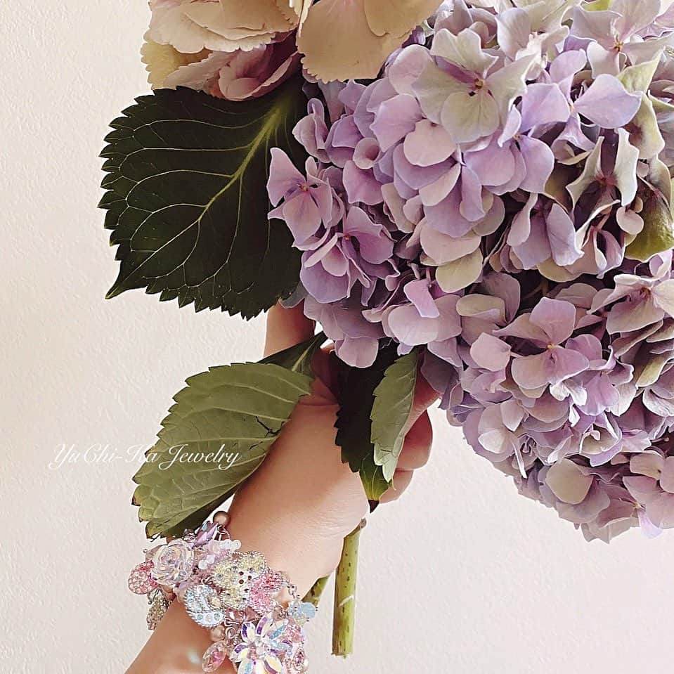 Yuka Kaedeさんのインスタグラム写真 - (Yuka KaedeInstagram)「YuChi-Ka Jewelry * * ビーズ&グルーで作る『お花のアクセサリー』  @crystalpro2017  * 本誌作品の9種類のお花モチーフをまとめた応用作品です。 * * * #yuchi_ka #_asyuka_#asyukajewelry#swarovski」9月29日 10時50分 - _asyuka_