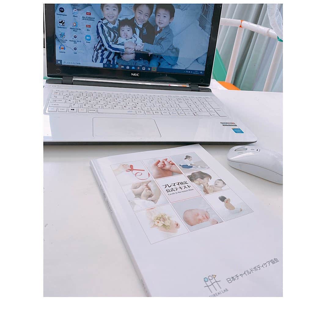 原口恵美のインスタグラム：「先日　@eriebihara さんの﻿ 　#プレママ検定 の新作発表会に﻿ 参加させていただきました🤱﻿ ﻿ 💐　　　　💐　　　　💐　　　　💐﻿ 私が長男を妊娠していた﻿ ちょうど１０年前...💗﻿ 初めての妊娠で産まれてくる赤ちゃんと﻿ どう向き合えば良いのか、分からないなりにも﻿ 少しでもスムーズに育児が出来たらいいなと﻿ 思い、 #チャイルドボディセラピスト の﻿ 資格を取ったことを思い出しました😊﻿ ﻿ #プレママ検定 を読んで﻿ １０年前にもこんな素敵な本があったら良かったなと思いました💝﻿ お腹はどんどん大きくなりお母さんになっていくのに、その反面心が追いつかず、﻿ 不安定になって涙した日もありました😊﻿ 4人目を妊娠中でも泣きました😂w﻿ 何度経験しても心が不安定になったり﻿ 敏感になったりしてしまうものですよね。 ﻿ そんな不安や希望の気持ちを全て﻿ 受け止めてくれる一冊だと思います🥰﻿ 中身も充実、そして何より @eriebihara さんが可愛い💗﻿ ﻿ 今日、お風呂あがりに久しぶりに四男くんに﻿ ベビーマッサージしてあげようかな...💗﻿ ﻿ ﻿ #プレママさんと繋がりたい#マタニティー#プレママ#プレママライフ#妊婦#妊娠#baby#検定#蛯原英里  #四兄弟　#心穏やかに #チャイルドボディセラピスト」