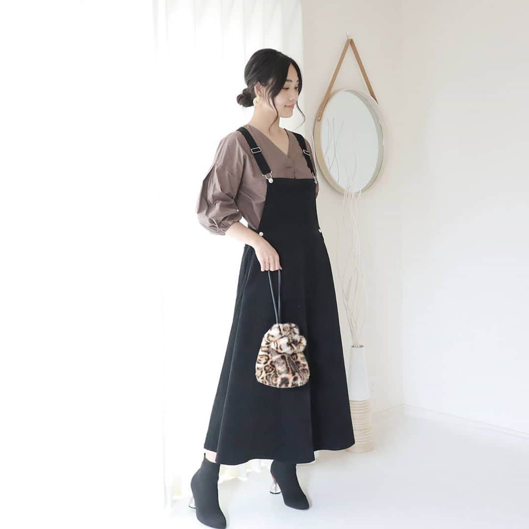 Eri Satoのインスタグラム：「brown×blackコーデ · one-piece: @piccin_official shoes: @randa_pic bag: @zakkabox_ · ワンピースは先日も紹介した @piccin_official のもの。 #コーデュロイロングジャンスカ · フレアーの綺麗さわかるかな？ 本当にシルエットが良くて、大人可愛いコーディネートができます😍 ぽわん袖との相性も良し💛 他にも可愛いアイテムがたくさんあったからチェックしてみてね✨ ·  #PICCIN#コーデュロイワンピース#ジャンスカ#高身長コーデ#ママコーデ#カジュアルコーデ#ワンピースコーデ #fashion#ootd#outfit#code#coordinate#style#ファッション#コーディネート#コーデ#プチプラ#プチプラコーデ#シンプルコーデ#mamagirl#locari#partegram#カジュアル#お洒落さんと繋がりたい」