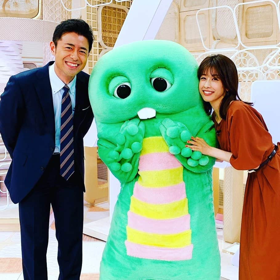 榎並大二郎さんのインスタグラム写真 - (榎並大二郎Instagram)「🎤﻿ 「イット」初日を終えました。﻿ ﻿ 怒涛の一日、沢山の刺激がありました。﻿ ﻿ 今は新しい環境に慣れるので精一杯ですが、﻿ ﻿ 明日からも真摯にお伝えして参りますので﻿ ﻿ どうぞ宜しくお願い致します。﻿ ﻿ 心強い仲間たちとの一枚です。﻿ ﻿ ﻿ #加藤綾子 さん﻿ #ガチャピン 兄さん﻿ #永遠の5歳﻿ #年齢は私が上ですがイットでは先輩﻿ #すなわち兄さん﻿ #筋肉いじりをしてくれた兄さん﻿ #あのお腹が腹筋だとしたら﻿ #シックスパックどころではない﻿ #エイトパック兄さん﻿ #イット﻿ #明日も午後3時45分より是非ご覧下さい﻿」9月29日 1時49分 - enami_daijiro