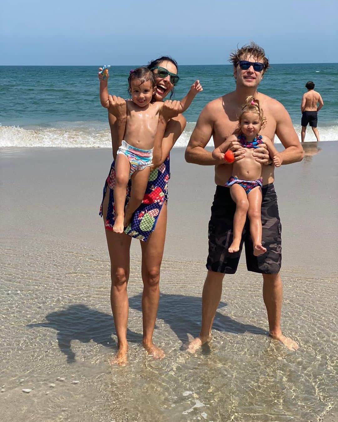 シェイラ・カストロのインスタグラム：「Amores da minha vida!!! 🥰 #vidanapraia #albumdalizeninna #sol #mar #☀️」
