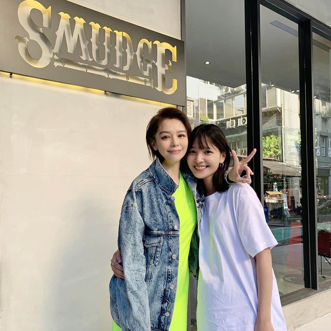 吳子霏（Ellen Wu）さんのインスタグラム写真 - (吳子霏（Ellen Wu）Instagram)「﻿ 拿到實體專輯的感覺還是不太一樣。﻿ 想起國小某一年的戶外教學，身上帶著時下最流行的CD隨身聽，那種拉風的感覺，就像是AirPods剛出時，耳朵掛著兩個小鉛筆一樣時髦呀。﻿ ﻿ 謝謝姐的禮物❤️﻿ 祝專輯大賣，串流排行第一名(˶‾᷄ ⁻̫ ‾᷅˵)💽﻿」9月29日 1時51分 - ellenwuuuuu