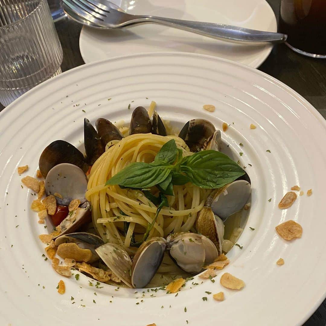 吳子霏（Ellen Wu）さんのインスタグラム写真 - (吳子霏（Ellen Wu）Instagram)「﻿ 拿到實體專輯的感覺還是不太一樣。﻿ 想起國小某一年的戶外教學，身上帶著時下最流行的CD隨身聽，那種拉風的感覺，就像是AirPods剛出時，耳朵掛著兩個小鉛筆一樣時髦呀。﻿ ﻿ 謝謝姐的禮物❤️﻿ 祝專輯大賣，串流排行第一名(˶‾᷄ ⁻̫ ‾᷅˵)💽﻿」9月29日 1時51分 - ellenwuuuuu