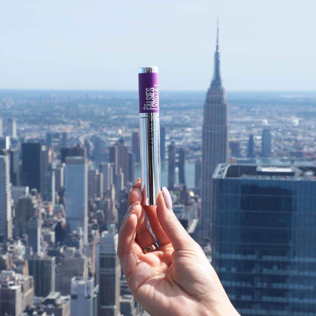 Maybelline New Yorkさんのインスタグラム写真 - (Maybelline New YorkInstagram)「Our #falsieslashlift mascara standing as tall as the Empire State Building. 💜 Take your lashes to new heights with this lash lifting mascara! Tag a friend that needs to try it!」9月29日 1時54分 - maybelline