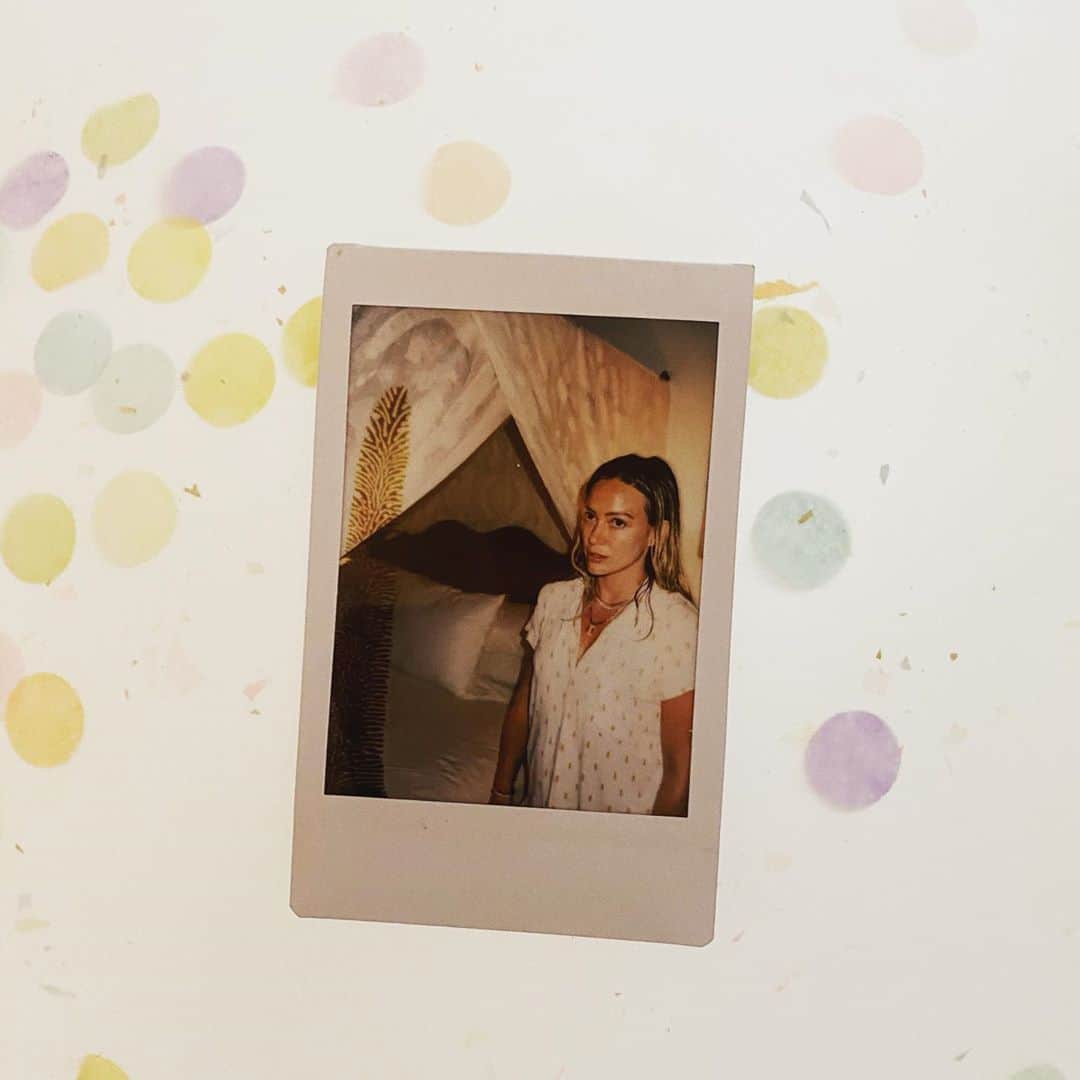 マシュー・カマのインスタグラム：「It’s this one’s birthday today and, as usual, I struggle to find words that celebrate all she is. In a global pandemic, during our first year of marriage, in a world that’s becoming a heavier and more confusing place to navigate with kids in tow, there’s nobody who does it better. I love you something beyond and I can’t wait to foam all over you today. @itsfoamtime」