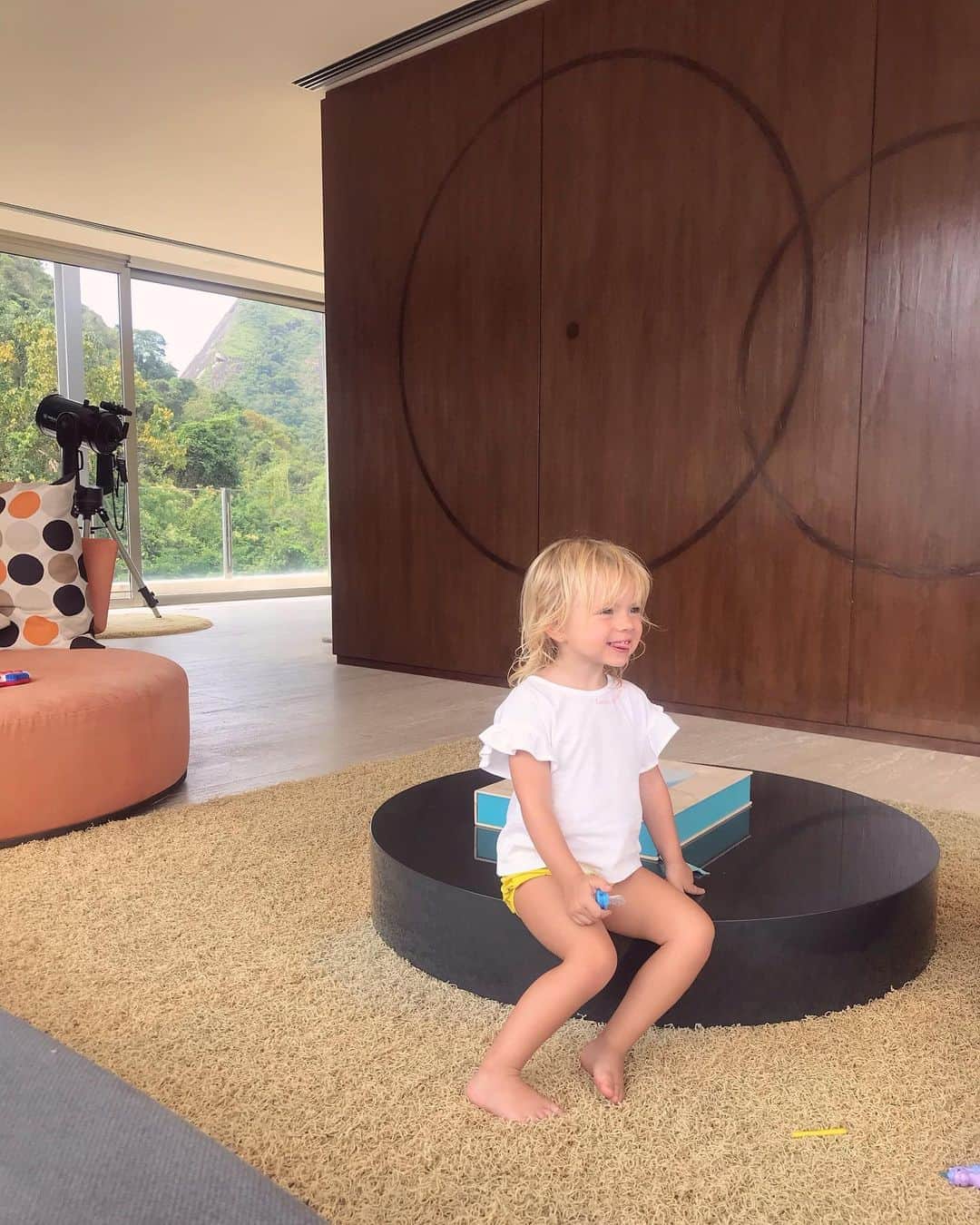 Eliana Michaelichin Bezerraのインスタグラム：「Eu me derreto com esse jeitinho dela... minha nenes. #manuelamrseminstagram #mariapassanafrente #fofura #maedemenino #maedemenina #thankgod」