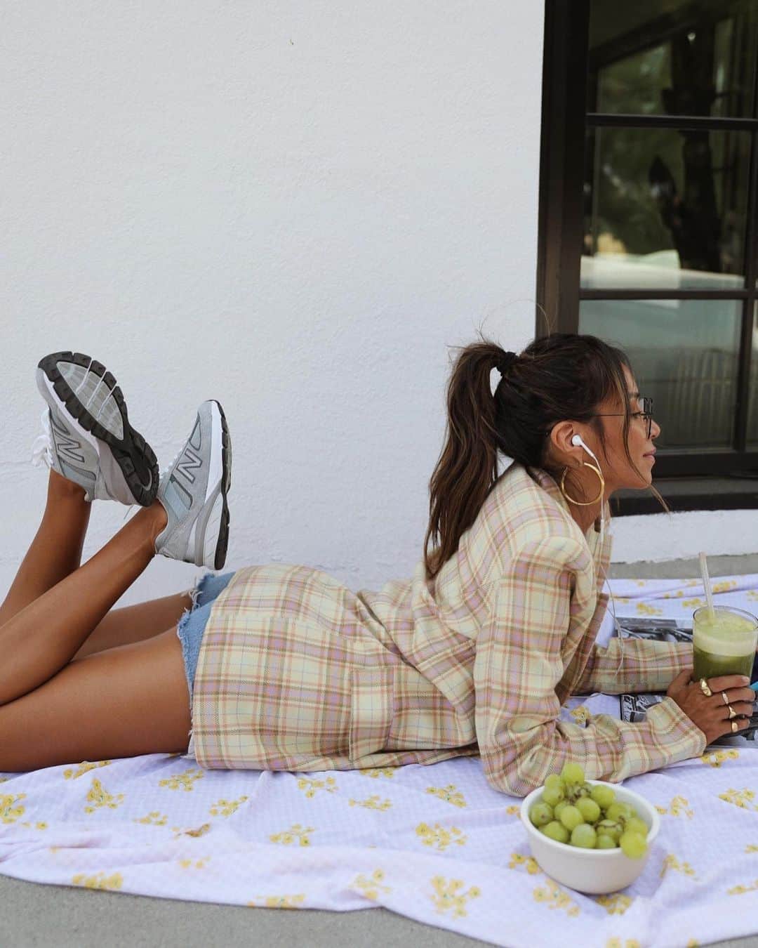 ジュリー・サリニャーナのインスタグラム：「Monday’s activities: hanging on my rooftop, listening to 90’s R&B, drinking my spinach juice and looking thru cool magazines! 💚 @revolve #revolveU」