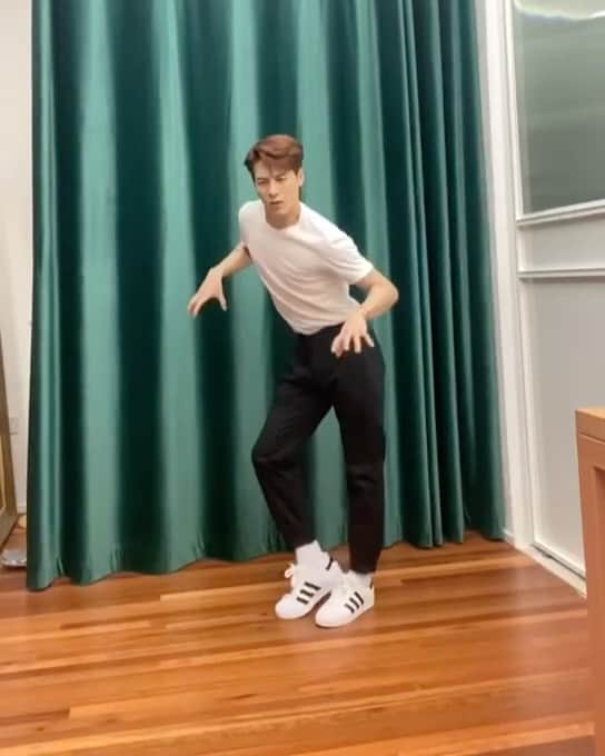 ジャクソンのインスタグラム：「🐺Pretty Please Dance Battle🕺❤️ hosted by me The Kinjaz @kinjaz  88rising  For my new single < pretty please> with @wearegalantis !!! . Can’t wait to see what you guys come up👀😯 . . @88rising for details on how to enter!! .」