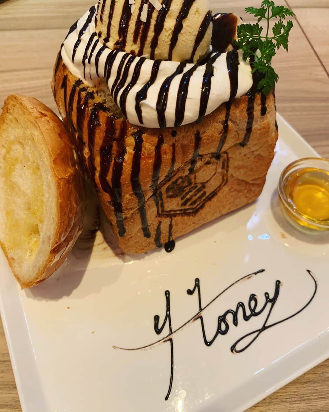 のインスタグラム：「パセラのハニートースト💡💖  おいしいーふわふわはちみつ🍯💖  #コンセプトカフェ#カフェ#コンカフェ#メイドカフェ#可愛い#プティパルフェ#萌え#住吉#可愛い#キャバクラ#アールズカフェ#錦#メイド服#メイド#名古屋#YouTube#イチナナ#17#秋葉原#パセラ#ハニートースト#はちみつ」